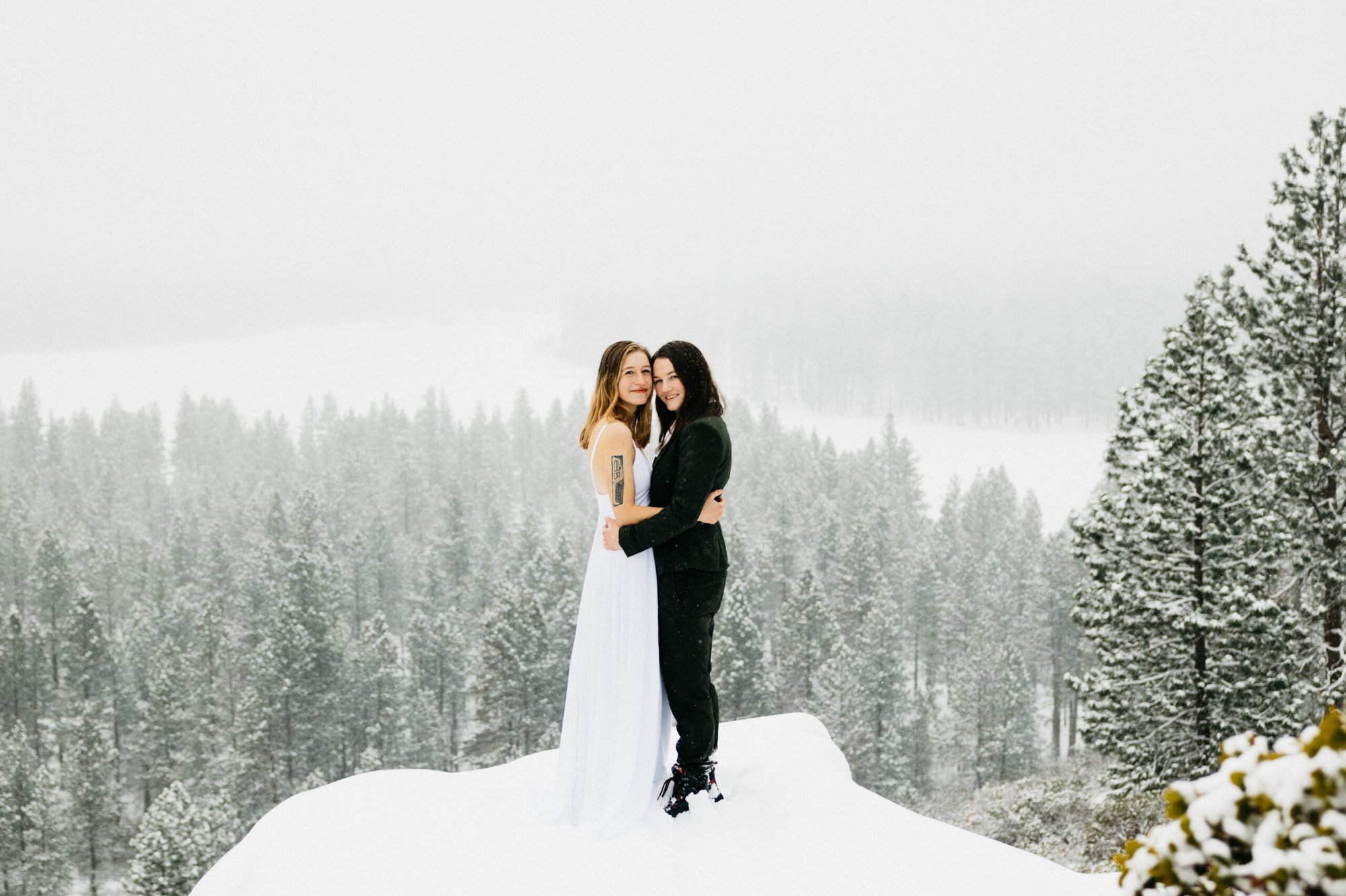 Two brides and loping in the snow in Ore